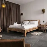 Seven Maze Charming House Bed & Breakfast