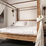 Seven Maze Charming House Bed & Breakfast 3*